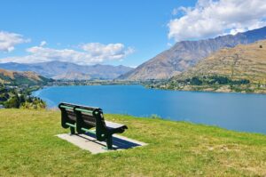 bench, lake, the scenery-679064.jpg