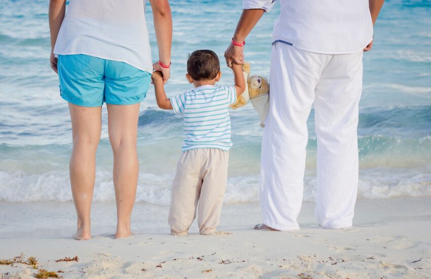 family, beach, child-1111818.jpg